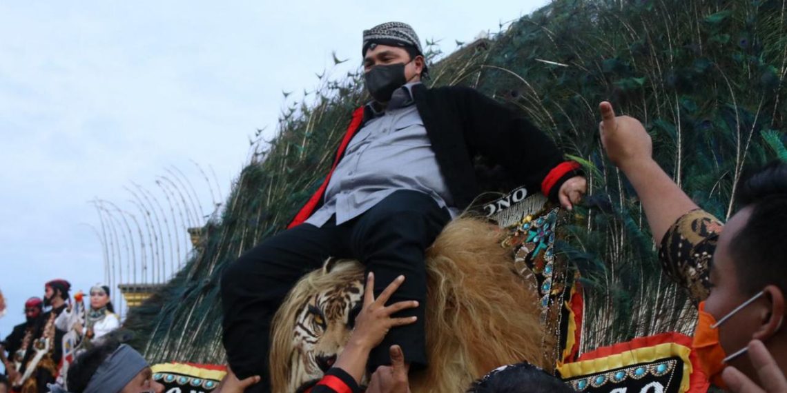 Disambut Meriah Warga, Erick Thohir Naik Reog Ponorogo