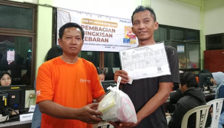 PT. Megasurya Mas Berbagi Kebahagiaan Bersama,Bagi Bingkisan Lebaran untuk Warga Tambakrejo dan Tambak Sawah