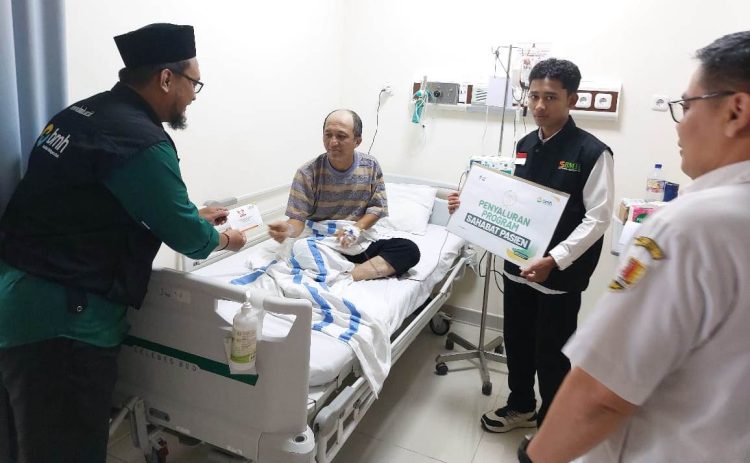 Ketua Perwakilan Laznas BMH Jateng Ustadz S Abdul Karim bersama donatur melaksanakan Program Sahabat Pasien.